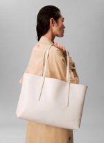 Calvin Klein Bej Kadın Tote Çanta EMBLEM AOP TOTE W/ POUCH - Görsel 4